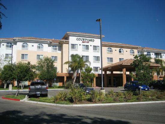Simi_Valley_Hotel_Courtyard_Marriot